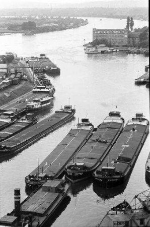 Basel: Hafen, Blick vom Silo auf Becken, mit Schiffen, Beckenausfahrt drauf