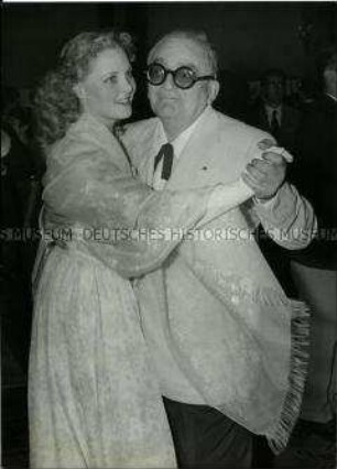 Der französische Autor Marcel Achard bei den Filmfestspielen in Cannes