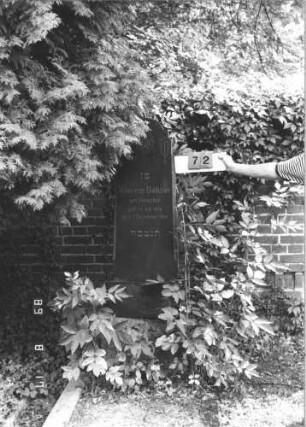 Grabstein 72 (Index: 100108916) Material: polierter Granit auf Granit Zustand: sehr gut Maße HxBxT: 186x32x16 cm Beschreibung: Stele, Sockel getreppt, eingezogener geschwungener Abschluß Symbolik: Blüte in Jugendstil: Grabstein 72