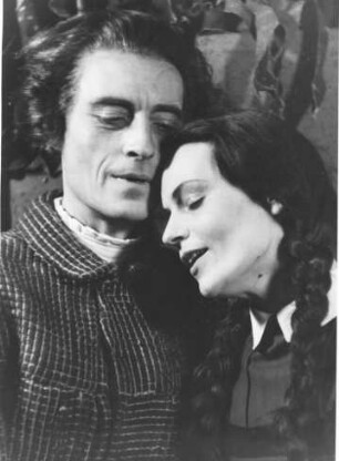 Hamburg. Thalia-Theater. Die Schauspieler Gisela Mattishent (1919-1960) in der Rolle als Gretchen und Emil Lohkamp (1902-1993) in der Rolle als Dr. Faust, aufgenommen 1946 während einer Aufführung des "Urfaust"