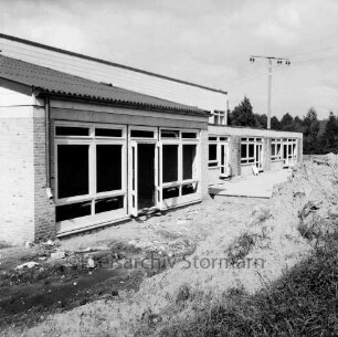 Reesenbüttel: evangelischer Kindergarten: Wulfsdorfer Weg: vor Fertigstellung: Außenaufnahme: daneben Außengelände erst teilweise befestigt, Erdhaufen: hinten Stromleitung