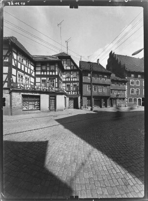 Schmalkalden, Weidebrunner Gasse. Wohnhäuser mit Läden. Straßenansicht