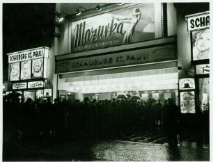 Hamburg-St. Pauli. Reeperbahn bei Nacht. Zuschauer stehen am Kino Schauburg an. Es läuft der Film "Mazurka"