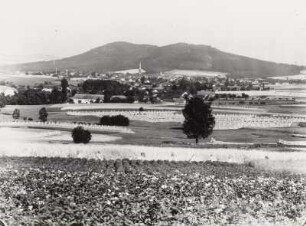 Löbau : Löbau. Ortsansicht gegen Schaf- und Löbauer Berg. Blick von der Kleinen Landeskrone von Westen