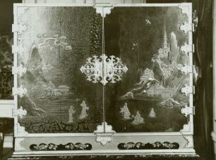 Schrank im chinesischen Stil, schwarz-gold lackiert