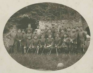 Generalstabsreise 1901, stehend oder sitzend, vierundzwanzig Offiziere in Uniform mit Mütze