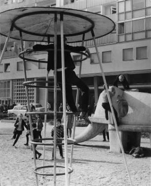 Dresden. Spielplatz zwischen Leningrader Straße und Appartementhaus Prager Straße