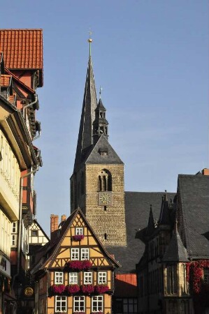 Quedlinburg - Marktkirche : Marktkirche und Häuser am Markt. Aufgenommen am 20. Oktober 2012 in Quedlinburg