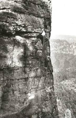 Sächsische Schweiz, Rathener Gebiet. Kleiner Wehlturm. Seilschaft Paul Illmer über dem 2. Band der Südwestwand (VI). Blick nach Nordost
