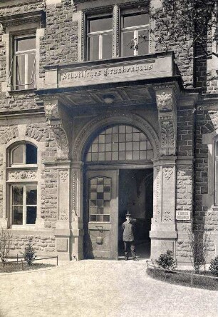 Städtisches Klinikum. Verwaltungsbau - Haupteingang