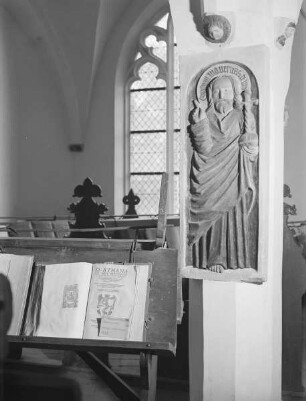 Christusfigur an einem Pfeiler