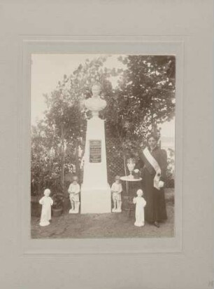Büste Großherzogin Luises von Baden mit Textplatte, vier Engelfiguren und Dame (unbekannt) mit Schärpe in der Gartenanlage von Joseph Ruppert