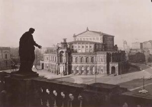 Dresden, Blick auf die Semperoper von der Hofkirche
