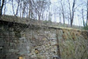Terrassenfriedhof mit großer Stützmauer