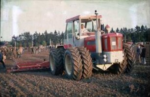Fotografie: Allradtraktor, Großtraktor, Zwillingsreifen, Bodenbearbeitungsgerät, Saatbettkombination