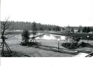 Hansjakob, Gottfried; München - Oberschleißheim, Oberwiesenfeld; Olympiagelände Oberwiesenfeld und Wettbewerb Olympia-Schießanlage Oberschleißheim - Olympia-Schießanlage, Außenterrasse mit Teich während Bauphase