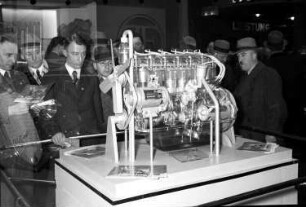 Berlin: Automobilausstellung; gläserner Wanderer-Motor