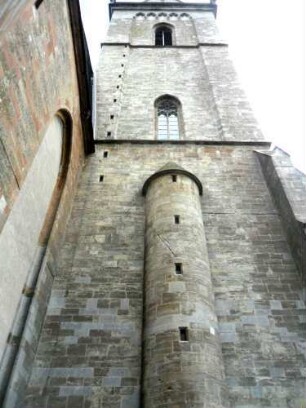 Stadtkirche - Kirchturm von Norden in Übersicht mit Werksteinen im Mauersteinverband sowie Treppen-Halbturm in den Untergeschossen