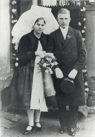 Hochzeitpaar in der Niederlausitz : Gesellschaftliche Volkskultur - Sitten im Laufe des menschlichen Lebens - Hochzeit. Ort: Delnja Łužica / Niederlausitz. Hochzeitpaar