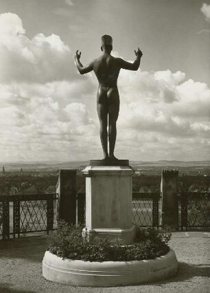 Sonnenanbeter : Dresden-Loschwitz. Schloss Eckberg, Terrasse. Sonnenanbeter (vor 1927; S. Schneider) mit Blick auf die östliche Stadt
