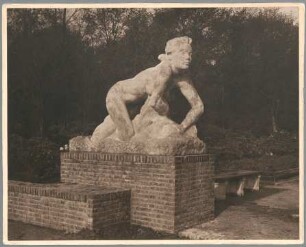 Kriechende I, 1926/27, Kalkstein