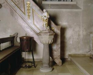 Taufstein mit Figur Johannes des Täufers