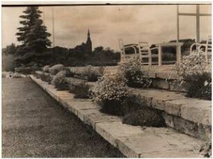 Zuckerraffinerie Fr. Meyers Sohn, Tangermünde: Sitzplatz an blühender Terrasse