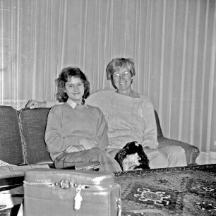 Ehrlich, Irina: Austauschschülerin aus Tscheljabinsk (Sowjetunion) mit ihrer Gastmutter Ingrid Winterseel aus Großhansdorf