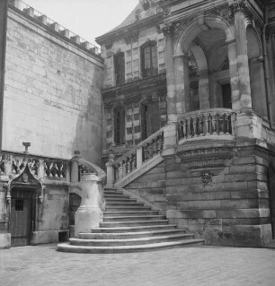 Hôtel de Ville — Große Galerie / La grande galerie — Escalier d'honneur