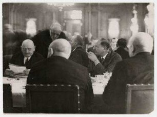 Politiker nach der Sitzung im Reichstagsrestaurant in Berlin. Minister Stegerwald am Zentrums Tisch. links: Minister Adam Stegerwald