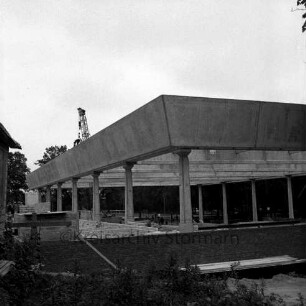 Stormarnhalle: Richtfest: der Kran hebt die Richtkrone über den Rohbau