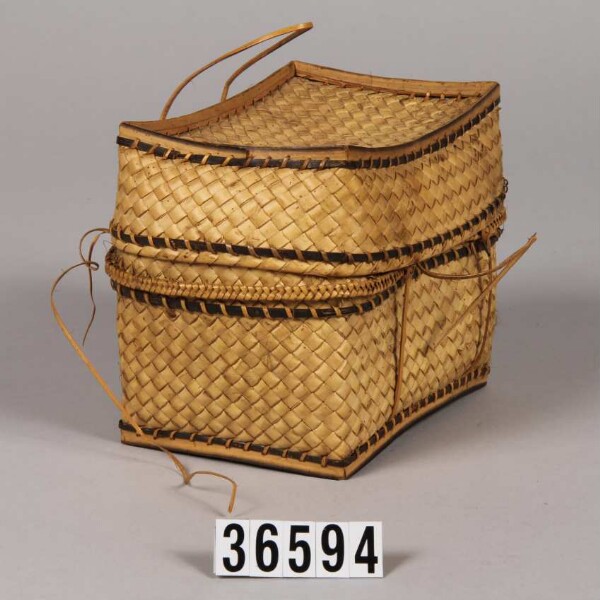 Basket for utensils for betel chewing with lid