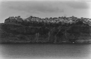 Santorini. Ortschaft über der Steilküste