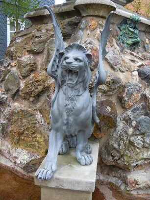 Grossbreitenbach - Geflügelter Löwe : Geflügelte Löwenskulptur am Brunnen vor dem Rathaus, aufgenommen in Grossbreitenbach im Thüringer Wald am 29. April 2012
