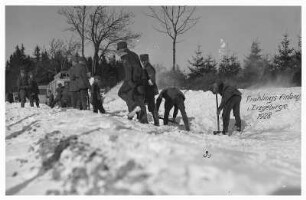 Osterzgebirge (Sachsen). Uniformierte Männer (Reichswehr?) bei der Schneeberäumung auf einer Landstraße