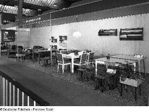 Raumaufnahme mit Ausstellungskojen des VEB Möbelkombinat Berlin (MKB). Ansicht mit Eßtischen und Stühlen