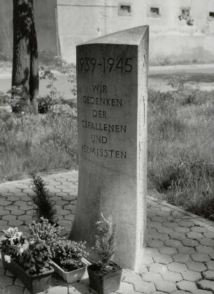Zeithain, Hauptstraße, Denkmal für die im 2. Weltkrieg Gefallenen und Vermißten