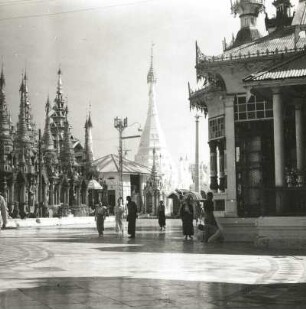 Myanmar (Burma), Rangoon (Rangun). Vor der Shwe-Dagon-Pagode (14. Jahrhundert)