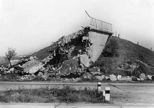 Überführung der L 1239 Dornstadt - Bollingen in km 126,188 Die Brücke wurde im April 1945 gesprengt, 1952 wiederaufgebaut.