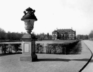 Dresden-Altstadt. Großer Garten (1683, J. F. Karcher; 1873-1895, K. F. Bouché). Hauptallee mit nordöstlicher Vase (um 1750). Blick über den Palaisteich zum Palais (1678-1683, J. G. Starcke)