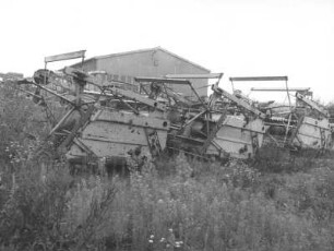 Börnersdorf (Bad Gottleuba-Berggießhübel-Börnersdorf). LPG Tierproduktion Börnersdorf-Breitenau. Mähbinder vor einem Wirtschaftsgebäude