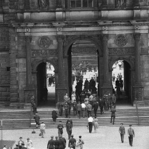 Fotografierte Fotografen. Dresden. Zweingerhof. Sowjetische Militärangehörige bei einer Gruppenaufnahme vor der Sempergalerie
