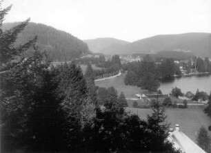 Schwarzwald. Titisee, nordöstliche Bucht. Ansicht mit Gaststättensiedlung Titisee. Blick nach Süden