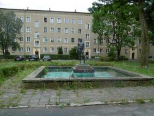 Eisenhüttenstadt: Wohnbebauung Brunnenring (WK I) mit Brunnen (Knabenakt)