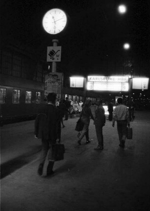 Abendlicher Reiseverkehr im Karlsruher Hauptbahnhof.