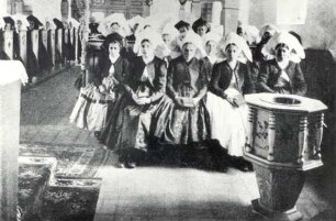 Trachten aus Döbbrick : Kleidung - niedersorbische Tracht. Ort: Depsk / Döbbrick. Seite der jungen Mädchen in der Kirche.