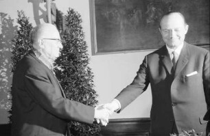 Freiburg: Kaufhaussaal; Großes Bundesverdienstkreuz für Colmars Oberbürgermeister Joseph Rey; Ministerpräsident Dr. Hans Filbinger überreicht Großes Bundesverdienstkreuz und beglückwünscht Oberbürgermeister Joseph Rey