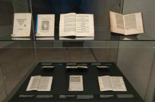 SLUB, Ausstellung "Wie Luthers Worte fliegen lernten" : Hochvitrine "Glaubensstreit"
