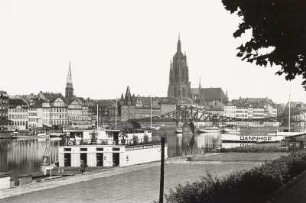 Frankfurt am Main, Mainkai : Frankfurt am Main. Blick vom linken Mainufer nach Südwesten gegen den Mainkai, Eisernen Steg und Dom