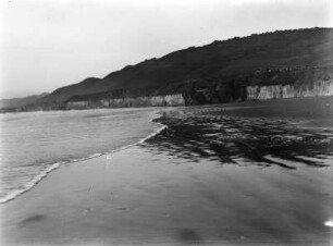 Kliff am Meer : Strand mit Blick auf ein Kliff